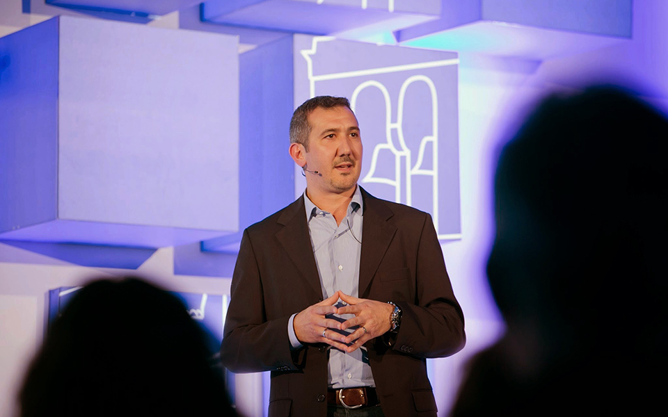 χέρι-βοήθειας-σε-start-ups-2115279