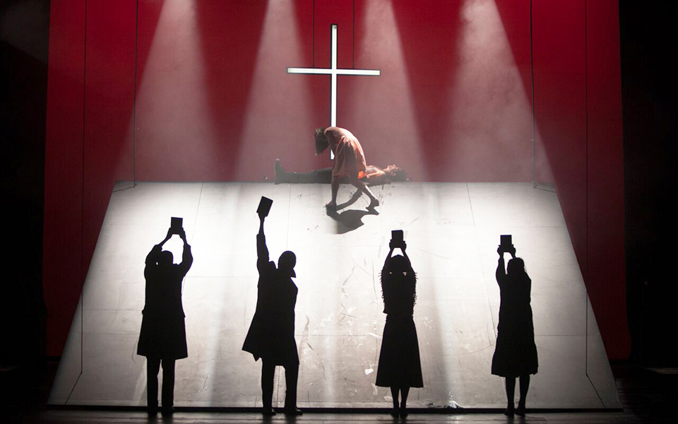 ο-φάουστ-έδεσε-στον-πειραιά-2116232