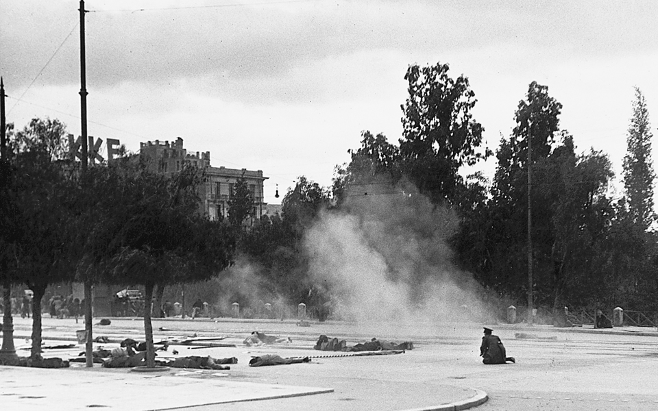 τα-δεκεμβριανά-οι-πυροβολισμοί-στον-α-2112814