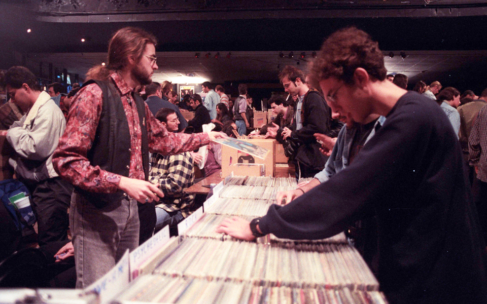 ντισκομπάλα-και-βινύλιο-με-ορμή-από-τα-2113037