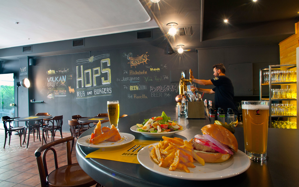 hops-beer-n-burgers-2114390