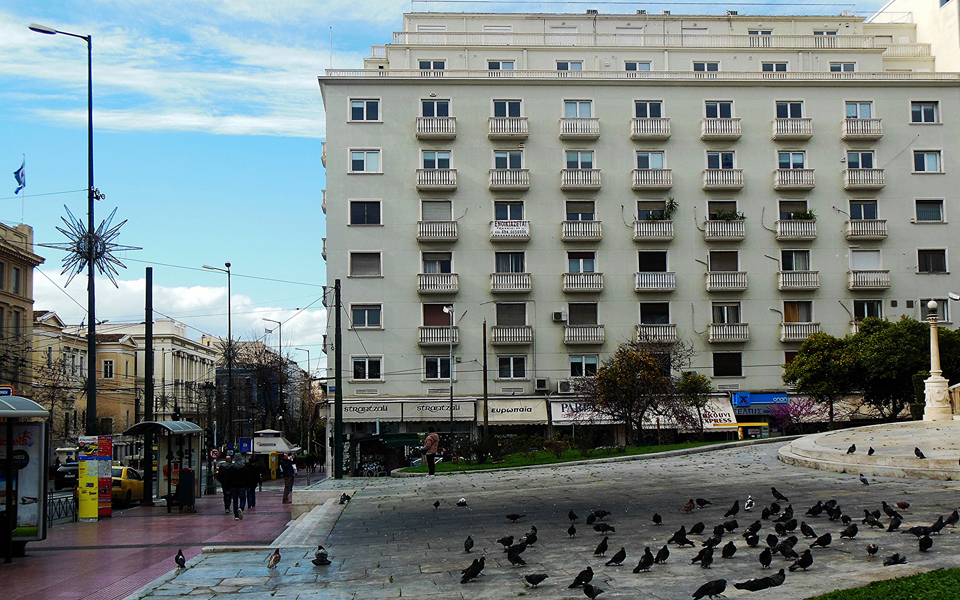 ο-κολοσσός-της-οδού-πανεπιστημίου-2112813