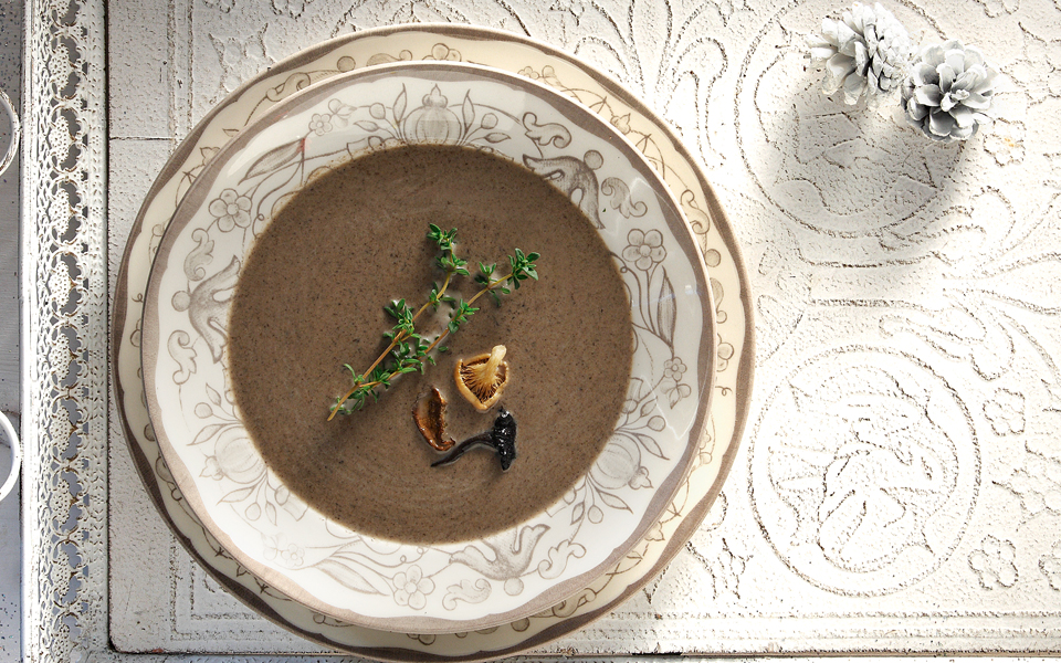 βελούδινη-σούπα-με-φρέσκα-και-ξερά-μαν-2115681