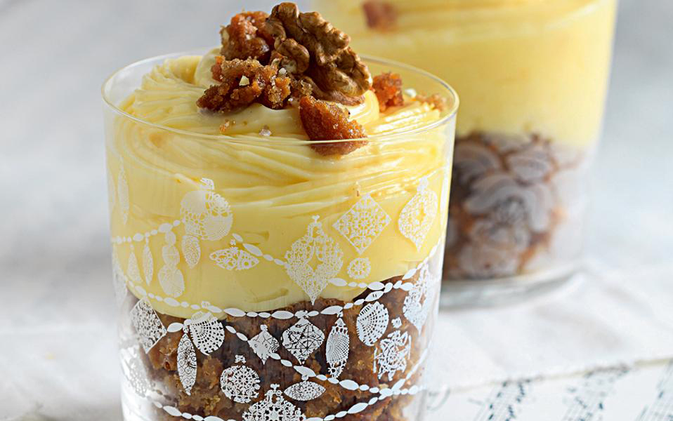 αρωματική-κρέμα-στο-ποτήρι-με-βάση-από-2115756