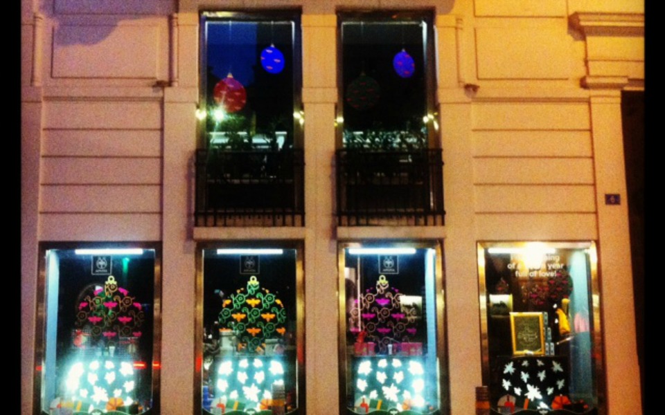 η-αpivita-στολίζει-το-δέντρο-της-αγάπης-στο-τ-2112767