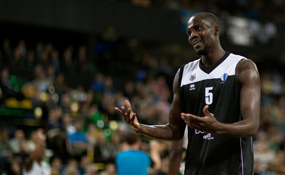 στα-ερυθρόλευκα-ο-σον-τζέιμς-2113072