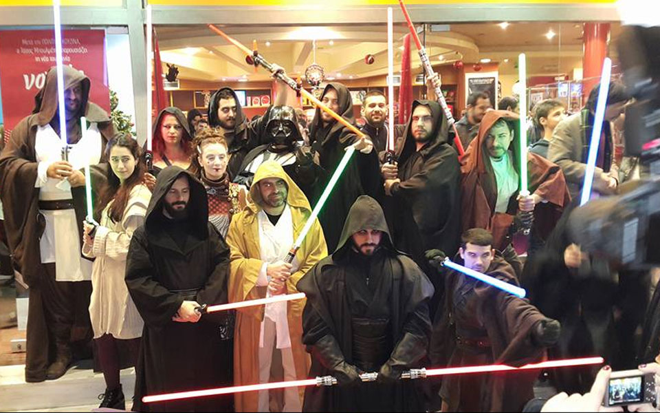 ο-ανεμοστρόβιλος-star-wars-χτύπησε-και-την-ελ-2116133