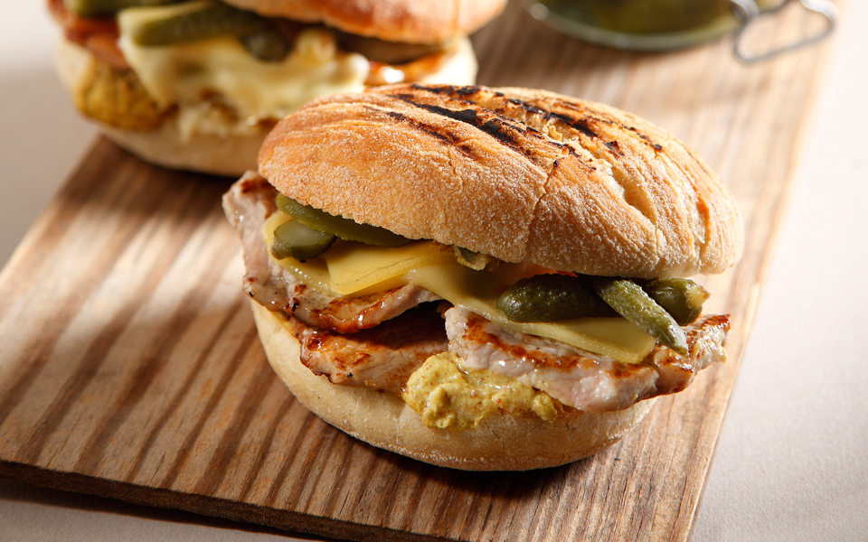 μπέργκερ-με-χοιρινά-μπριζολάκια-μουσ-2118645