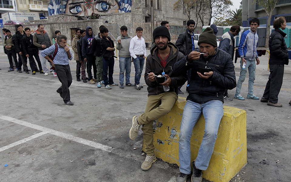 θολό-τοπίο-με-εθελοντές-στη-λέσβο-2118111