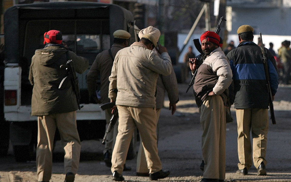 ινδία-ενοπλοι-άνοιξαν-πυρ-σε-βάση-της-π-2116705