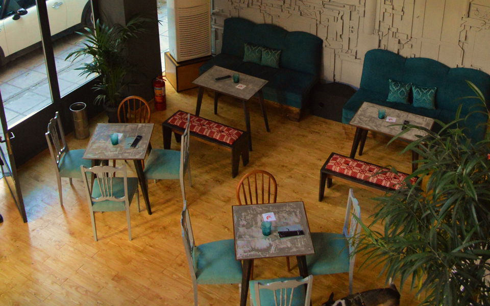 εναν-καφέ-παρακαλώ-και-τον-καναπέ-για-2118292