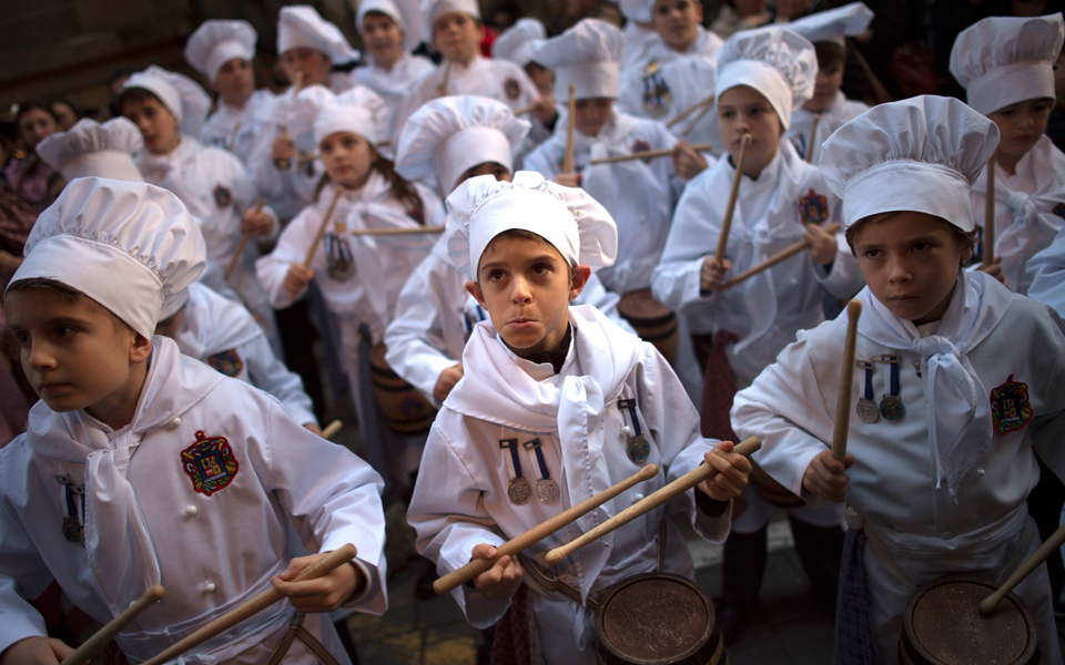 με-σημαίες-και-ταμπούρλα-2120134