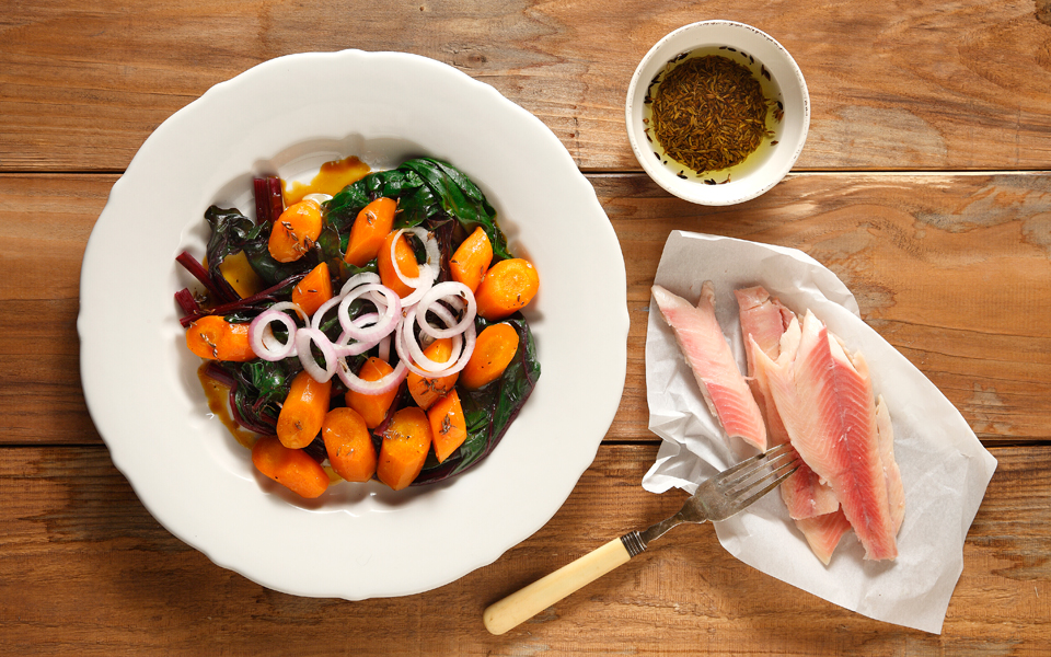 ζεστή-σαλάτα-με-καρότο-παντζαρόφυλλα-2118002