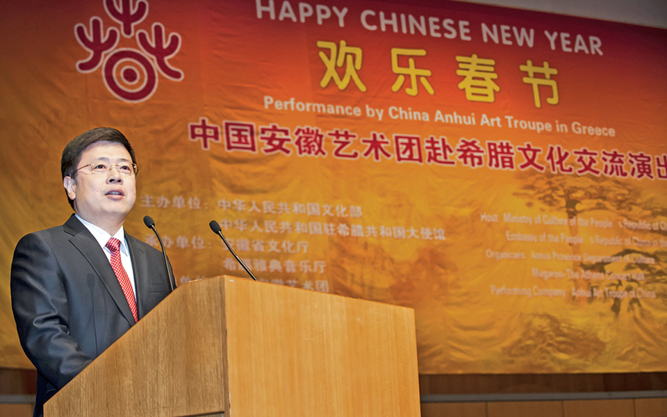 mε-την-παραδοσιακή-παράσταση-eυτυχισμ-2120559