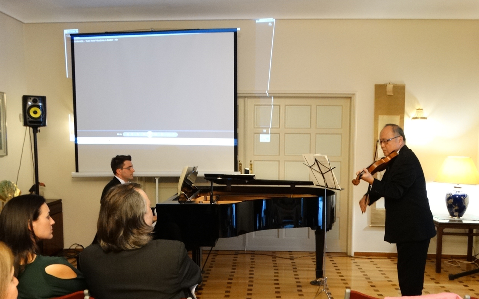 mαγικό-ρεσιτάλ-με-μήνυμα-στην-κατοικία-2123723