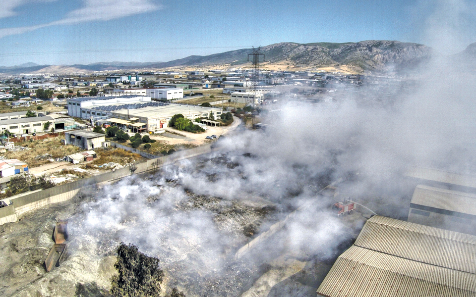 η-φωτιά-ακόμα-σιγοκαίει-εκλύοντας-το-2122064