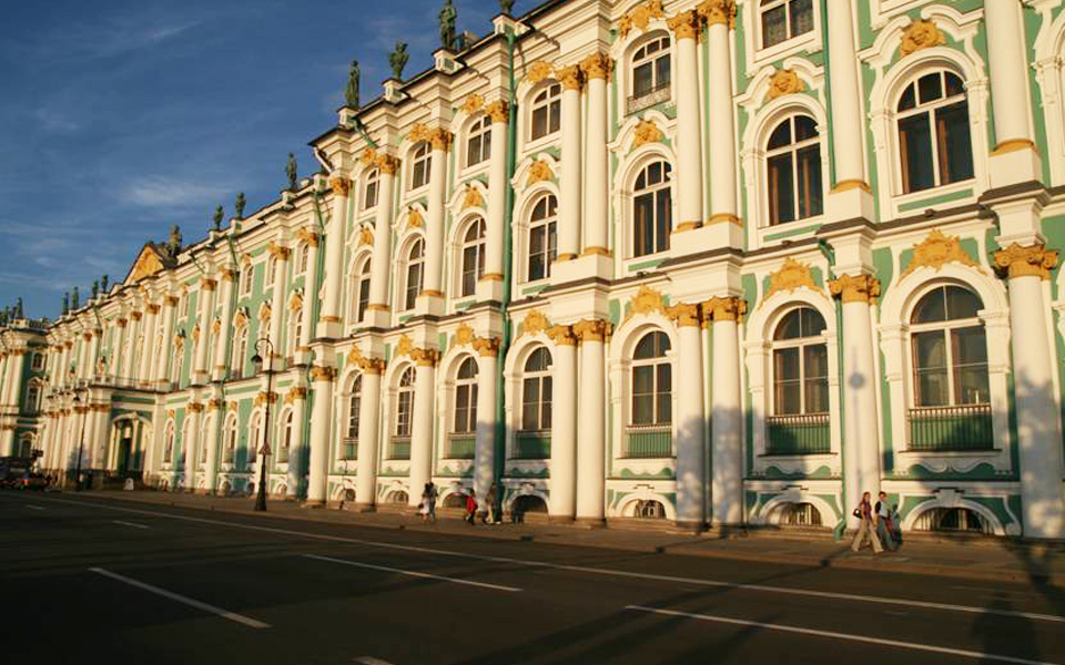 μια-κυρία-στο-μουσείο-ερμιτάζ-2122684