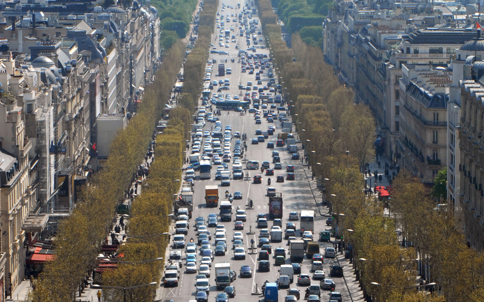 ολοένα-και-λιγότεροι-ξένοι-αγοράζουν-2123121