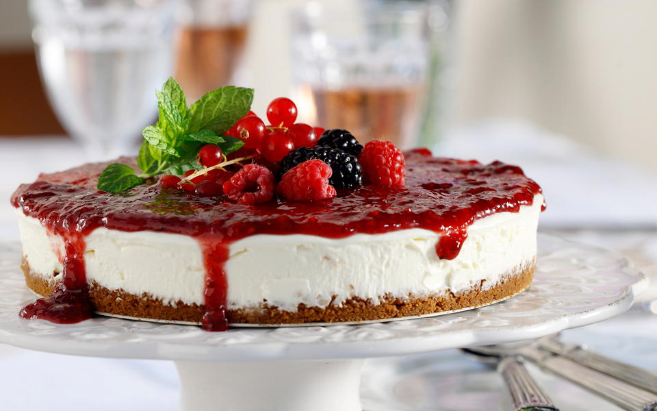 κρύο-τσιζκέικ-με-κόκκινη-μαρμελάδα-2123269