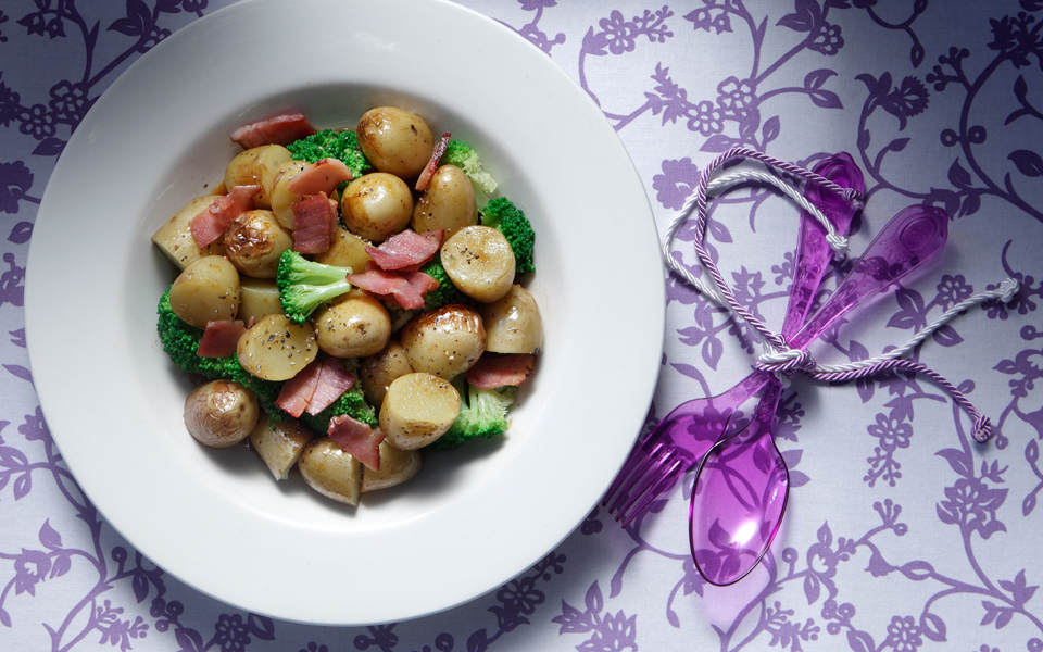 ζεστή-σαλάτα-με-ψητές-πατάτες-μπρόκολ-2120777
