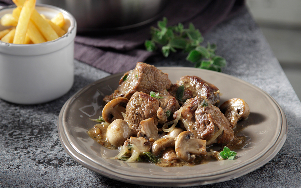 μοσχάρι-κρασάτο-με-μανιτάρια-κόλιανδ-2120772