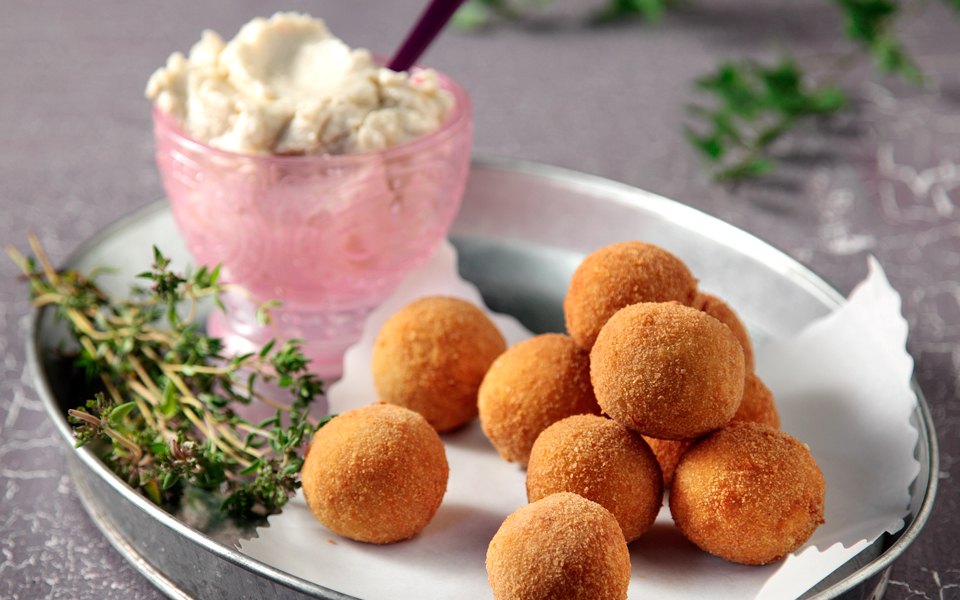 φαβοκεφτέδες-με-ντιπ-ταραμά-2122297