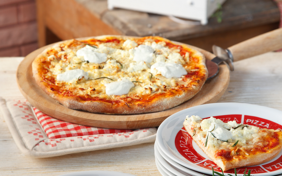 ελληνική-πίτσα-4-τυριά-με-μελίχλωρο-2123380