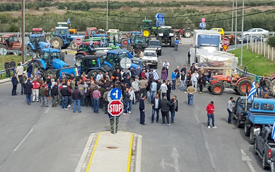 διαιρεμένοι-αλλά-σταθεροί-στα-μπλόκα-2122419