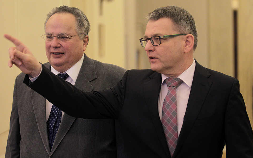 προσπάθεια-να-λιώσουν-οι-πάγοι-με-την-τ-2121830