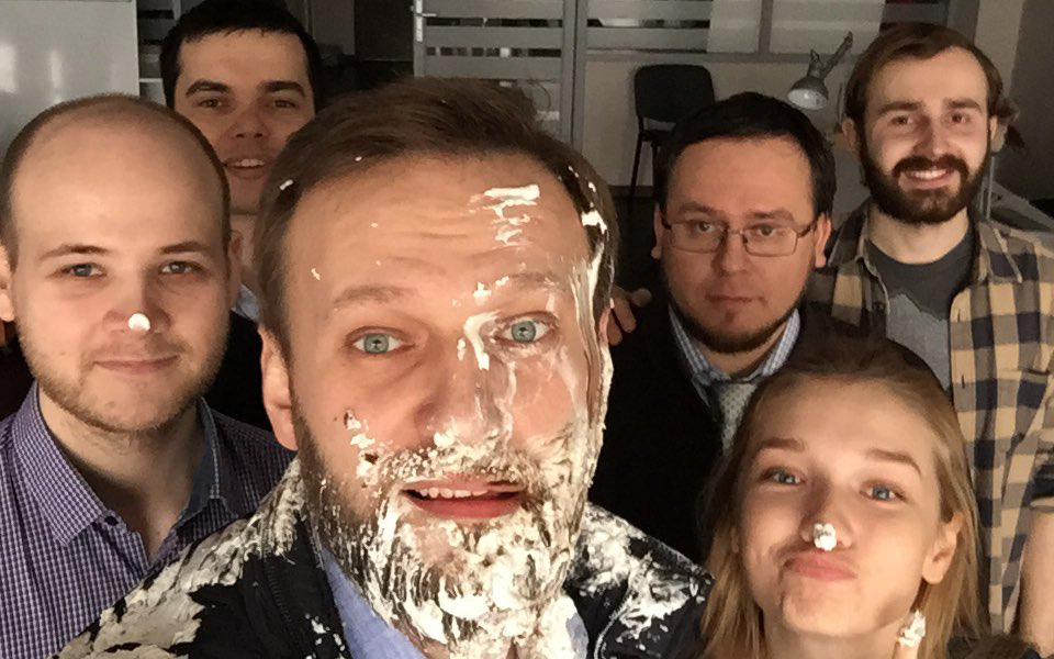 επίθεση-με-γλυκίσματα-σε-επικριτή-του-2123879