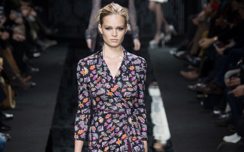 wrap-φορέματα-για-στιλάτες-χειμωνιάτικες-2121474