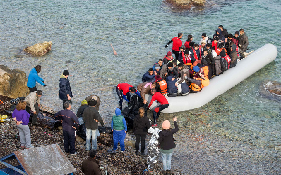 στη-δύσκολη-ώρα-της-προσφυγιάς-μαζί-ή-α-2124235