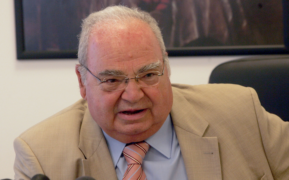 λ-ρακιντζής-περιμένοντας-το-κάρο-να-2121179