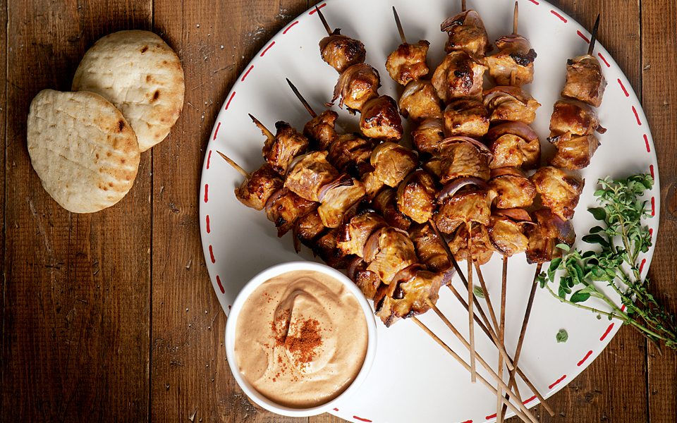 σουβλάκια-χοιρινά-με-γιαούρτι-και-πάπ-2123953