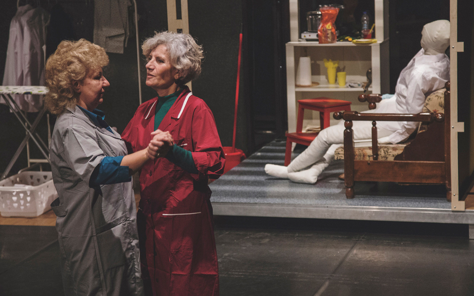 πέντε-καθαρίστριες-για-θερμό-χειροκρ-2121408