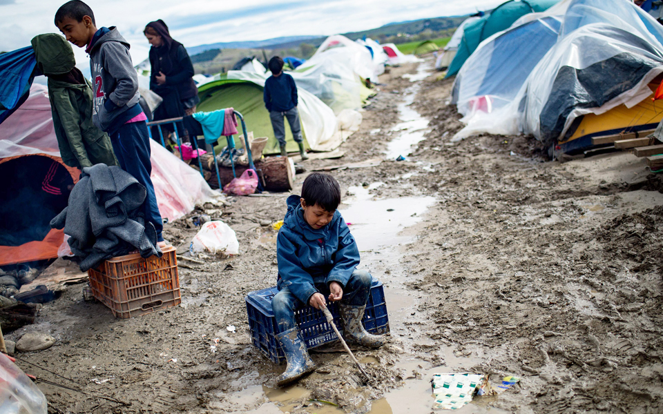 απόγνωση-με-φόντο-τον-βήχα-της-ειδομέ-2127704