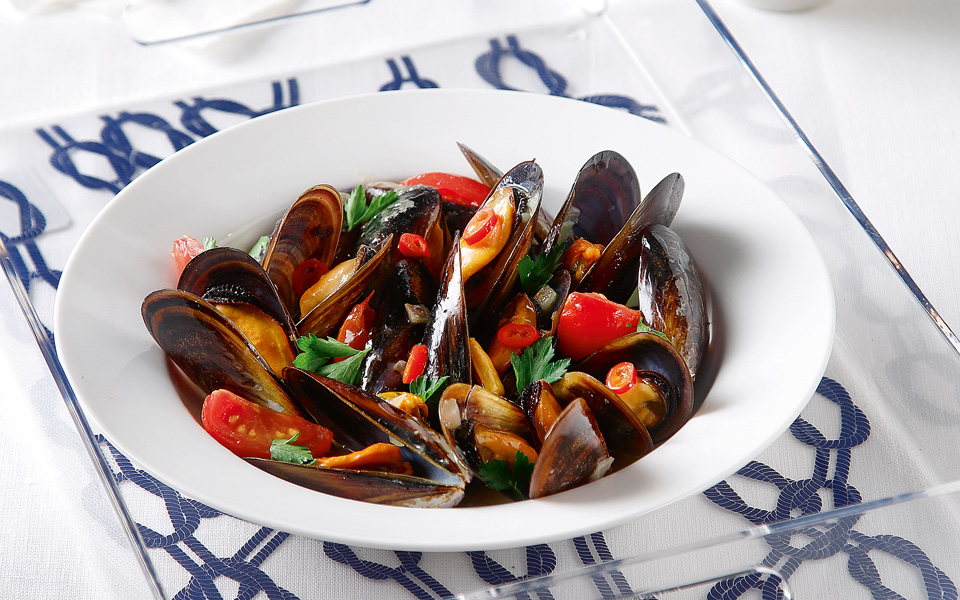 μύδια-αχνιστά-με-μπίρα-και-ντοματίνια-2126104