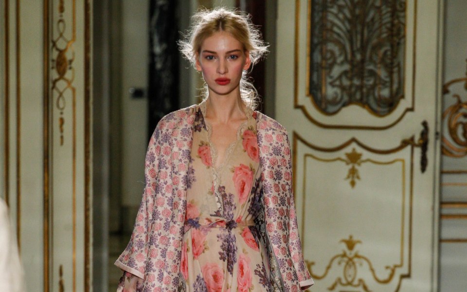 στιλάτα-φλοράλ-φορέματα-για-την-άνοιξ-2128441