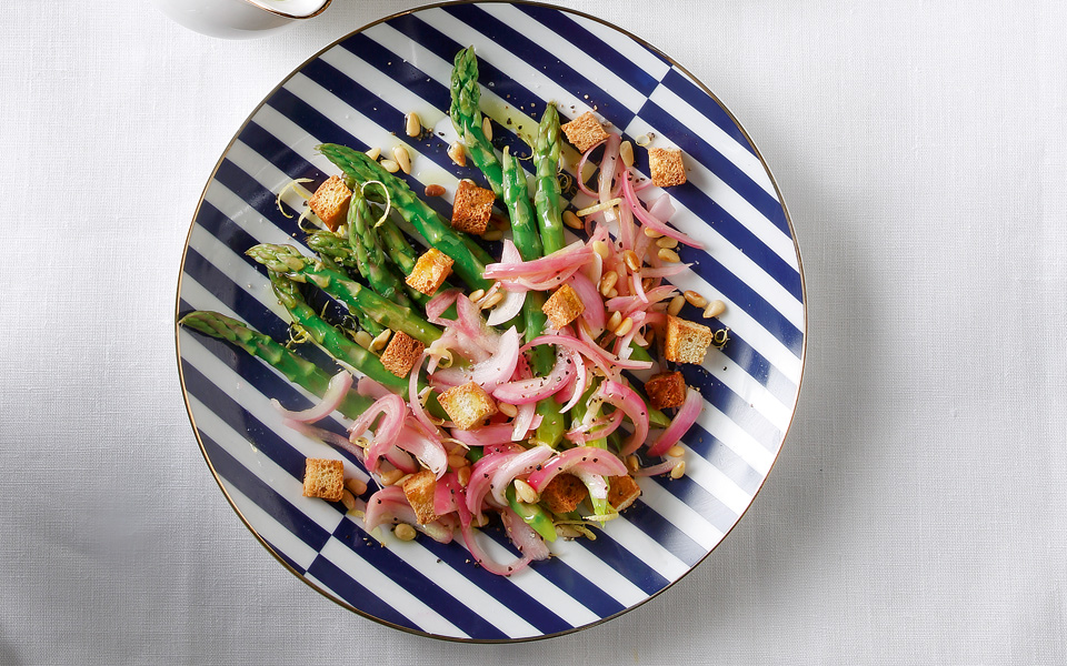 σπαράγγια-με-μαριναρισμένο-κρεμμύδι-2126998