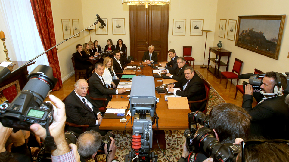 γκρίζος-καπνός-στο-προεδρικό-2124889