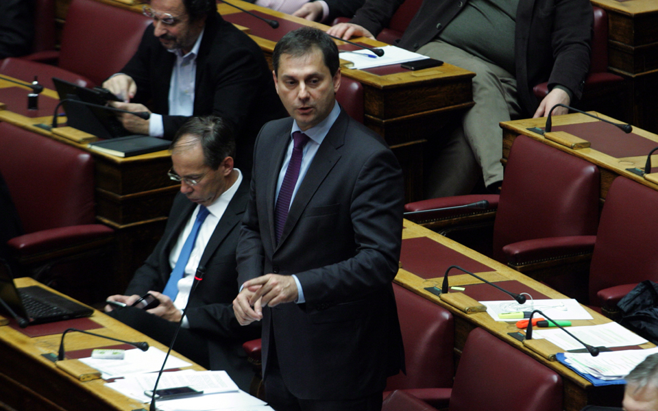 ποτάμι-υπάρχει-βαθύ-χάσμα-με-χ-θεοχάρη-2124359