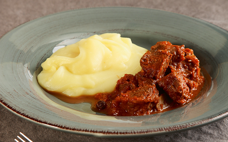 χοιρινό-τας-κεμπάπ-κοκκινιστό-και-πορ-2127037