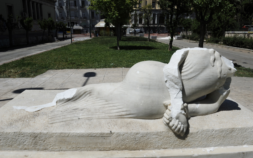 αποκεφάλισαν-άγαλμα-σύμβολο-στην-το-2131701