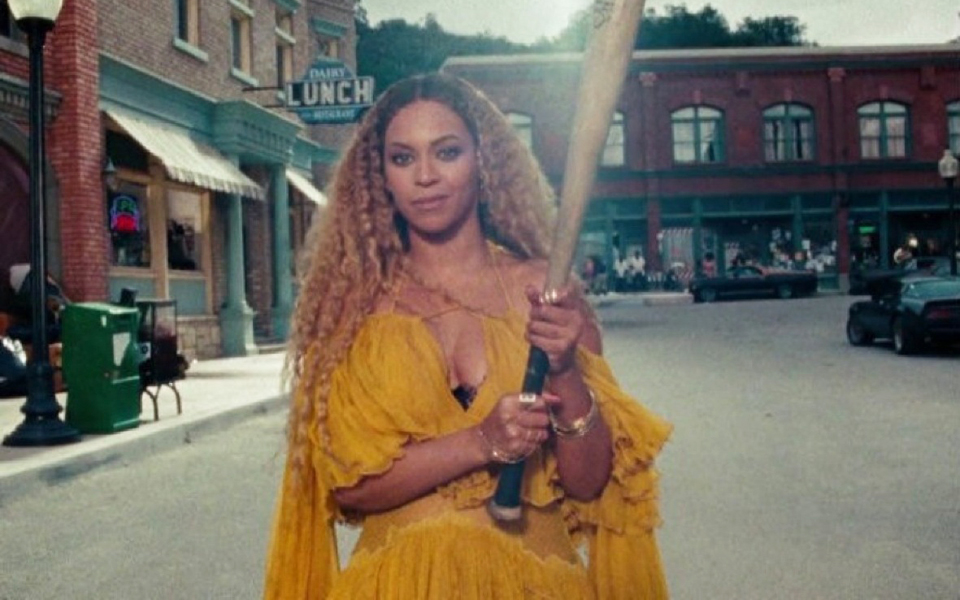 η-μπιγιονσέ-αγρίεψε-και-κερνάει-λεμ-2131910