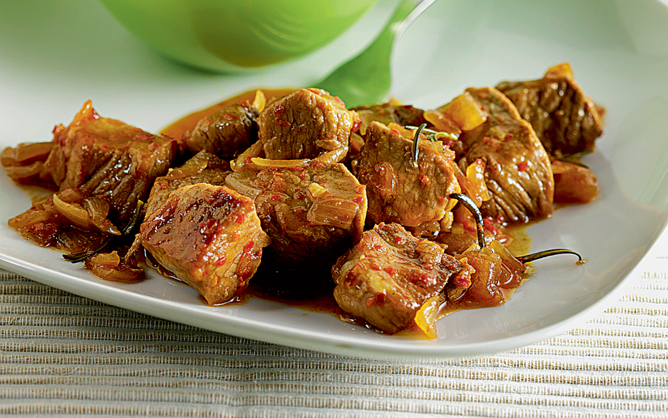 χοιρινό-με-πάπρικα-δεντρολίβανο-και-μ-2129393