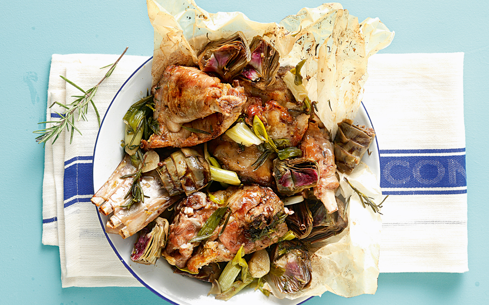 αρνάκι-στη-λαδόκολλα-με-αγκινάρες-και-2131164