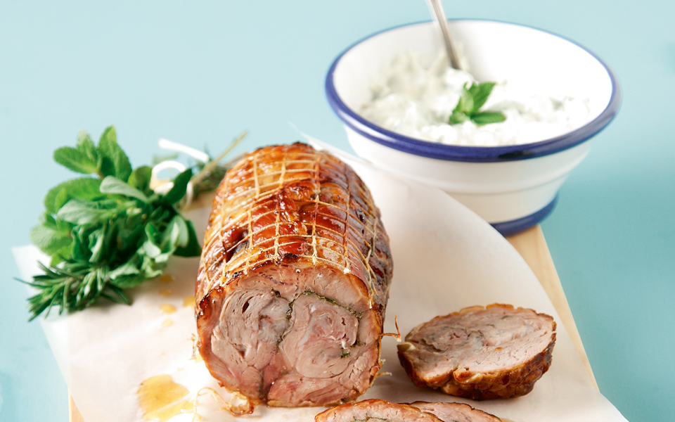 ρολό-κατσίκι-με-μυρωδικά-στη-γάστρα-2131367