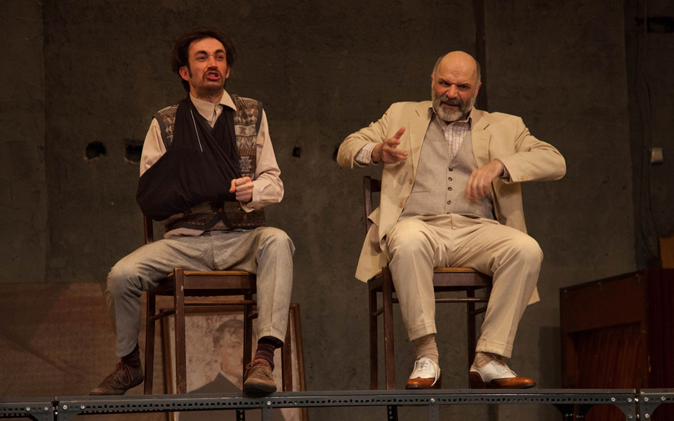 ο-θεατροποιός-ολος-ο-κόσμος-σαν-σκην-2130512