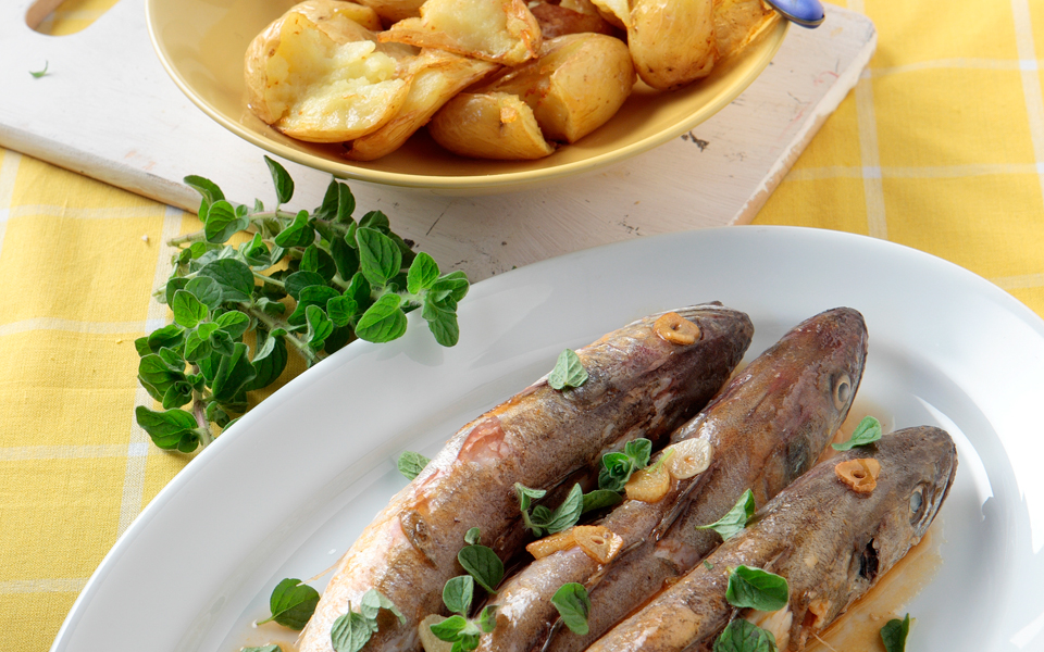 μπακαλιαράκια-κοκκινιστά-με-πατάτες-2130854