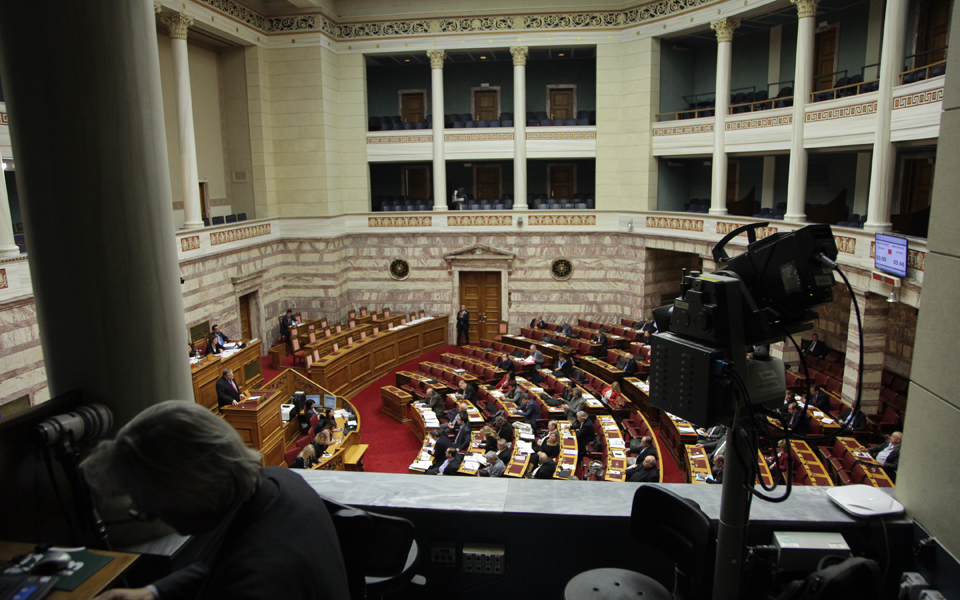 μετωπική-στη-βουλή-για-προσφυγικό-2128668